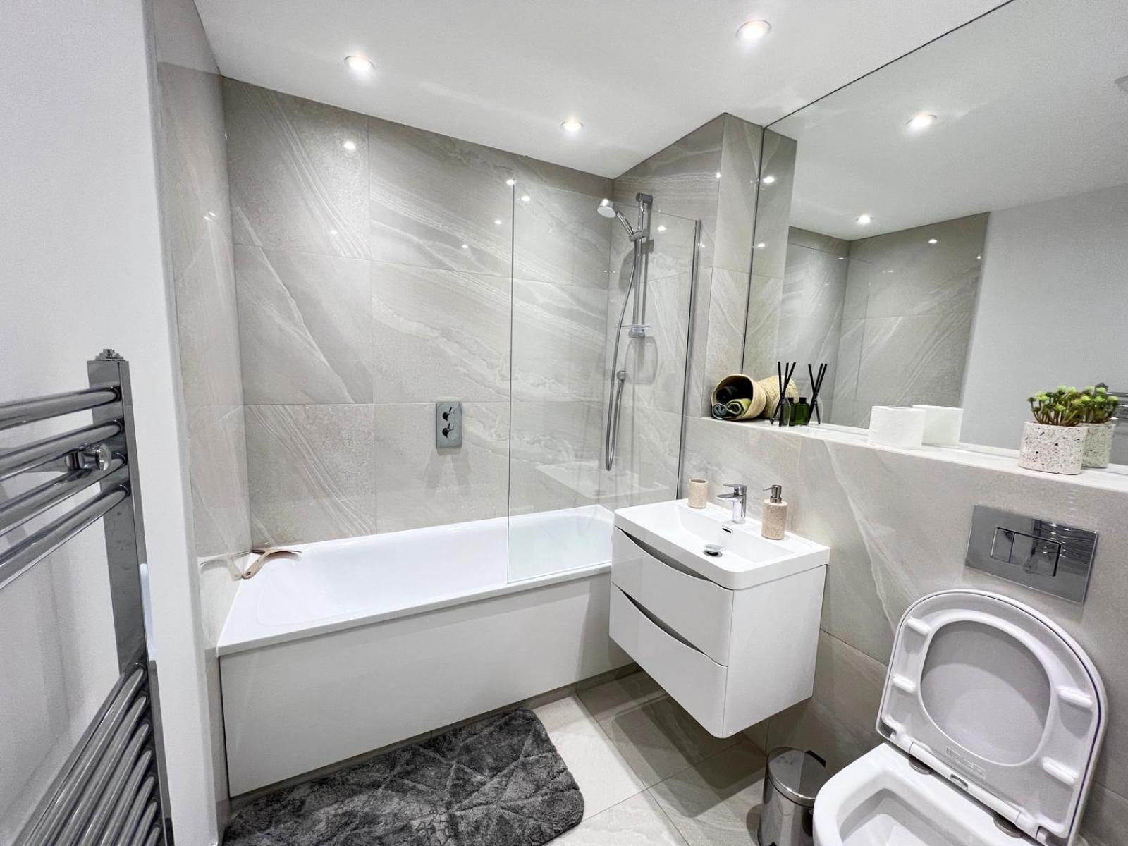 C1, Luxury 2 Bedroom Flat In Wembley Апартаменты *