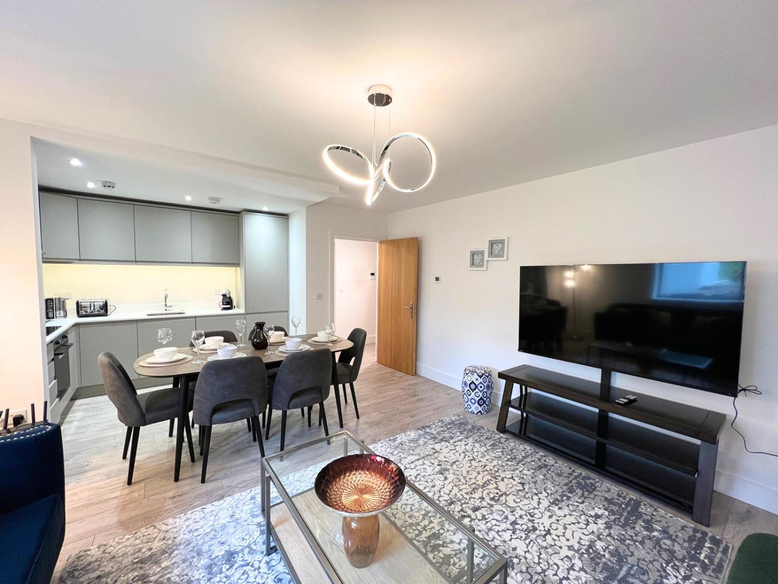 C1, Luxury 2 Bedroom Flat In Wembley Апартаменты *
