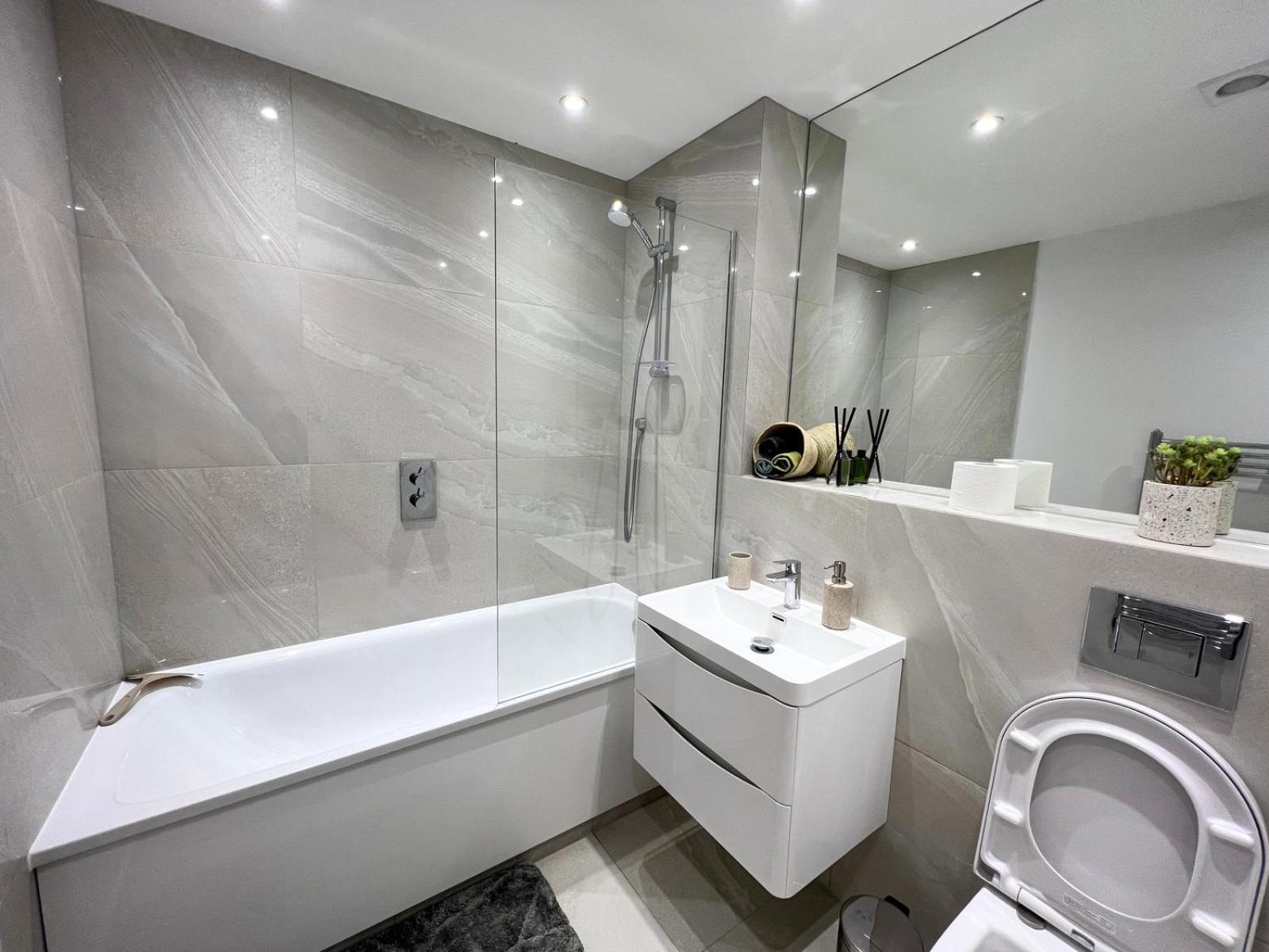 C1, Luxury 2 Bedroom Flat In Wembley Лондон