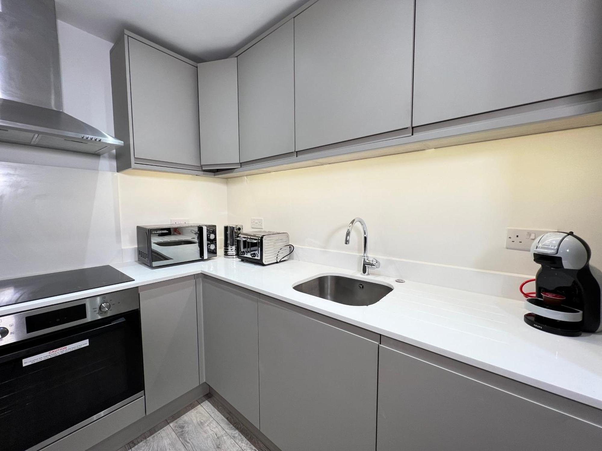 C1, Luxury 2 Bedroom Flat In Wembley Лондон