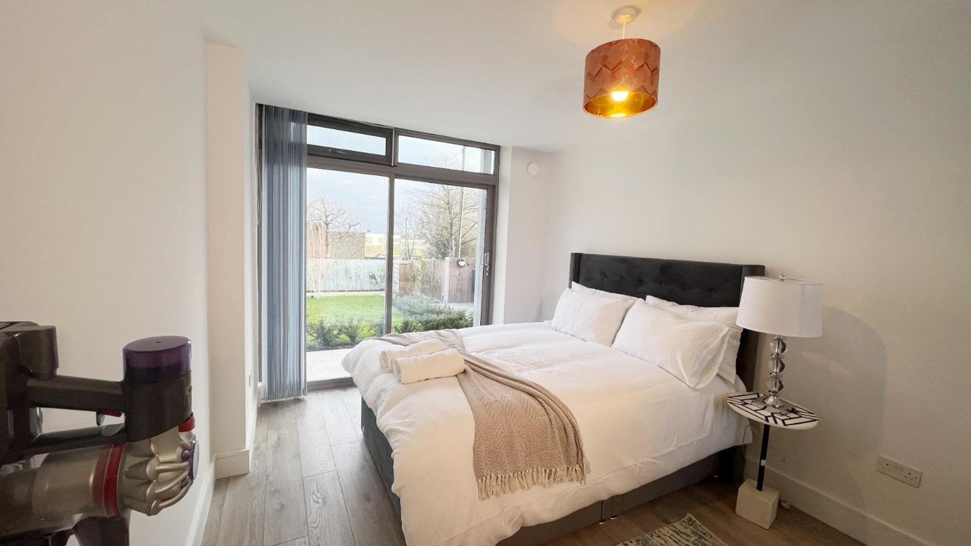 C1, Luxury 2 Bedroom Flat In Wembley Апартаменты *